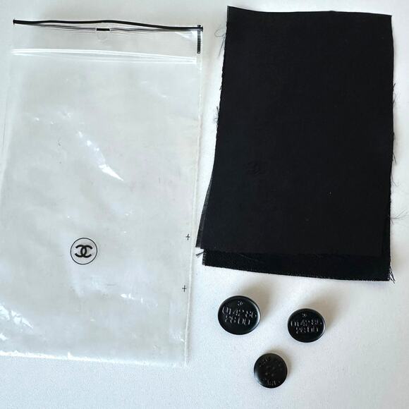 Authentic Chanel Black Buttons and Fabric Sample CC Logo Vintage Collectible - Picture 2 of 6